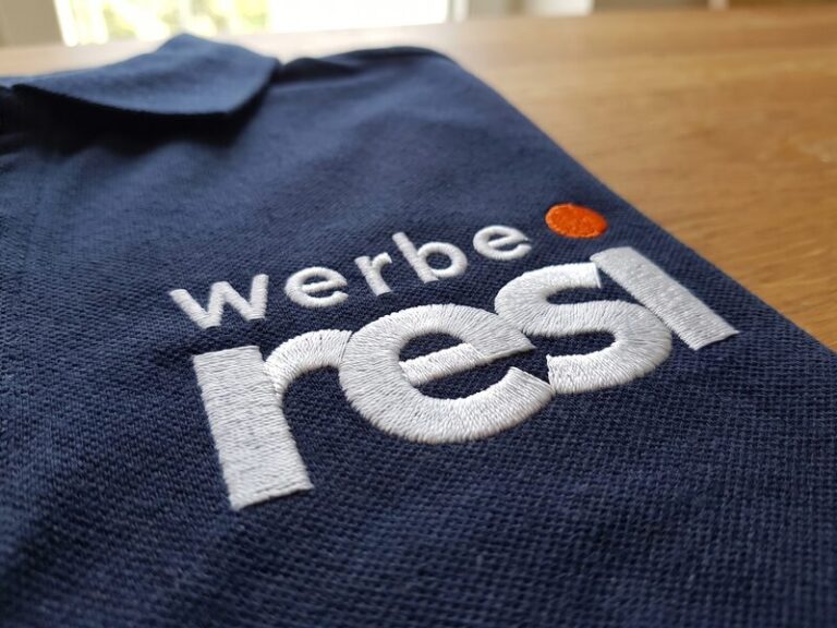 Gesticktes Logo auf einem Polo-Shirt
