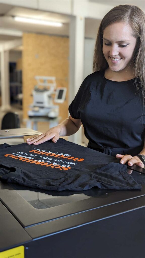 Theresa Schmidt an der Lasergravur in der Werkstatt in Creußen